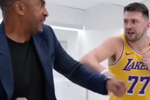 球迷制作AI视频：东契奇与前独行侠GM哈里森大打出手😂